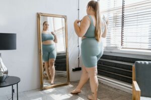 girl with mirror trying to lose weight